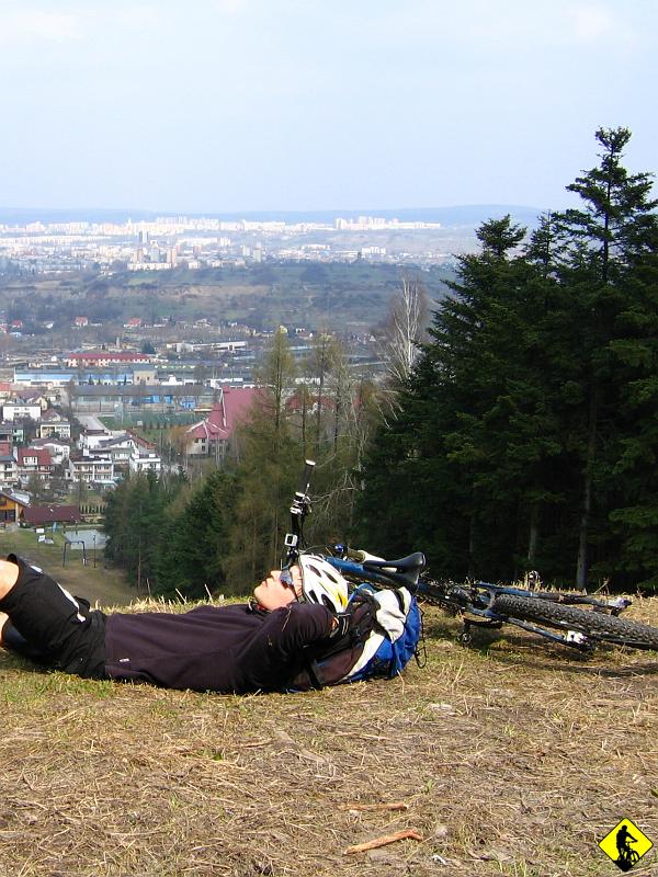 fota 038.jpg - Teraz to Telegraf :) Można się pomylić, bo stoki wyglądają bardzo podobnie (teraz miejscowy pewnie popłacze się ze śmiechu). Mały głód mnie ssie. Zjeżdżam trasą DH do Kielc i powiem, że zaliczyłem najdłuższy skok w moim życiu. Trzy razy się przymierzałem. Wyszło. Jak ustaliliśmy z Piotrkiem, trzeba mieć coś w sobie, co szepta do ucha „A ch.j!” i ogień.